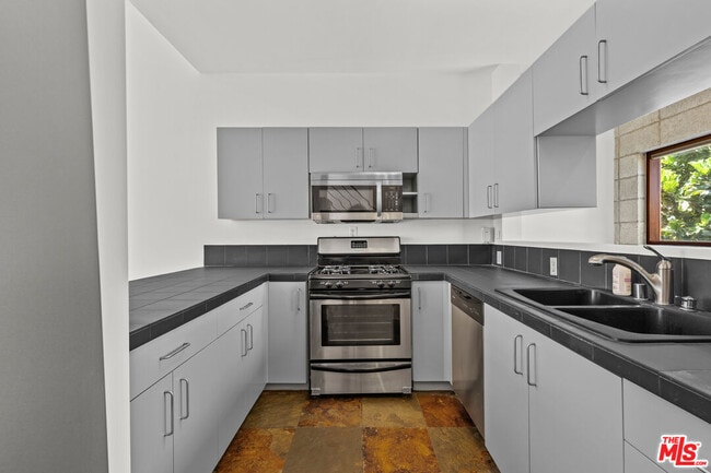 Building Photo - 343 Rennie Ave