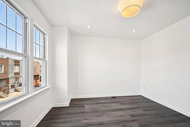 Building Photo - Modern 3-Bedroom Home Near University City...