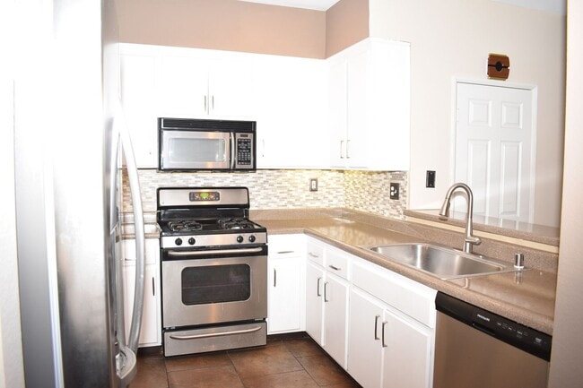 Building Photo - 3 bd 2.5 ba, Condo With Community Pool (Chula Vista, 91910)