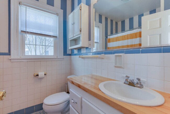 Building Photo - 407 Russell St