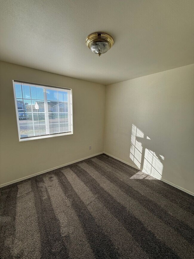 Building Photo - Charming 3 Bedroom 2 Bathroom Home in Quiet Neighborhood!