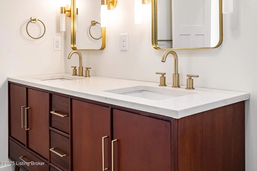 Building Photo - 935 E Madison St