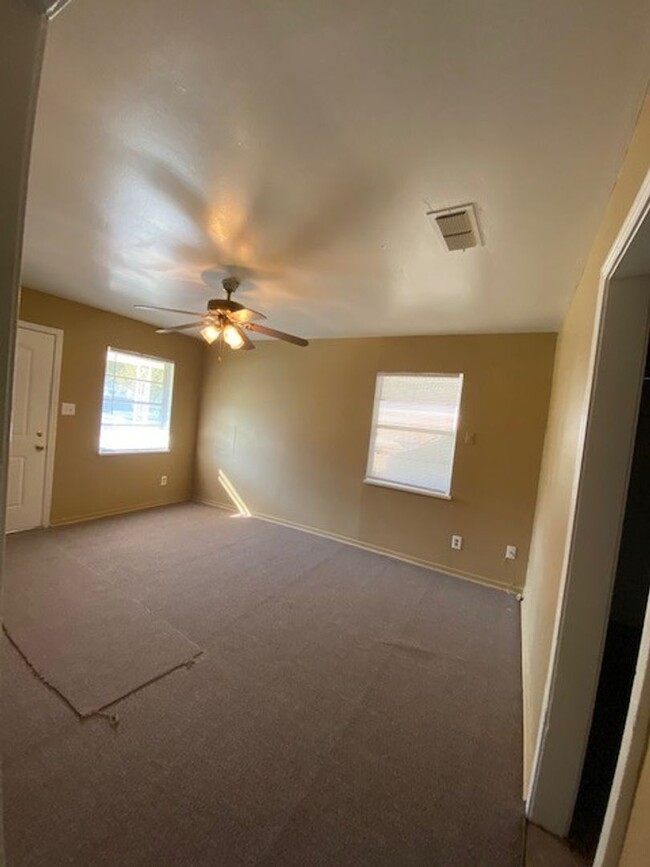 Building Photo - Cozy 3-bedroom, 1.5 bath for lease in west...