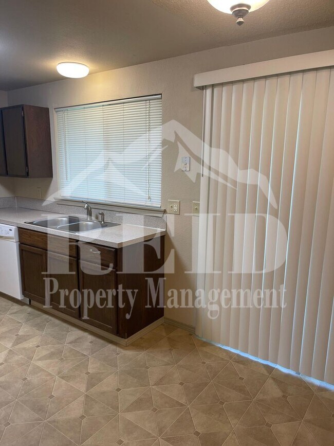 Building Photo - DUPLEX - 2 BED 1 BATH WITH 1 CAR GARAGE IN CENTRAL PORT ORCHARD!