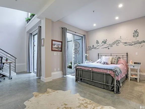 Building Photo - "Spacious 1-Bed, 2-Bath Gem in San Francisco's Heart – Your Urban Sanctuary Awaits!"
