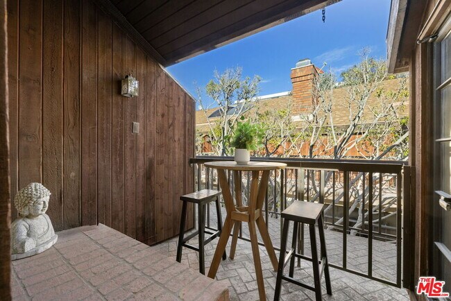 Building Photo - 202 San Vicente Blvd