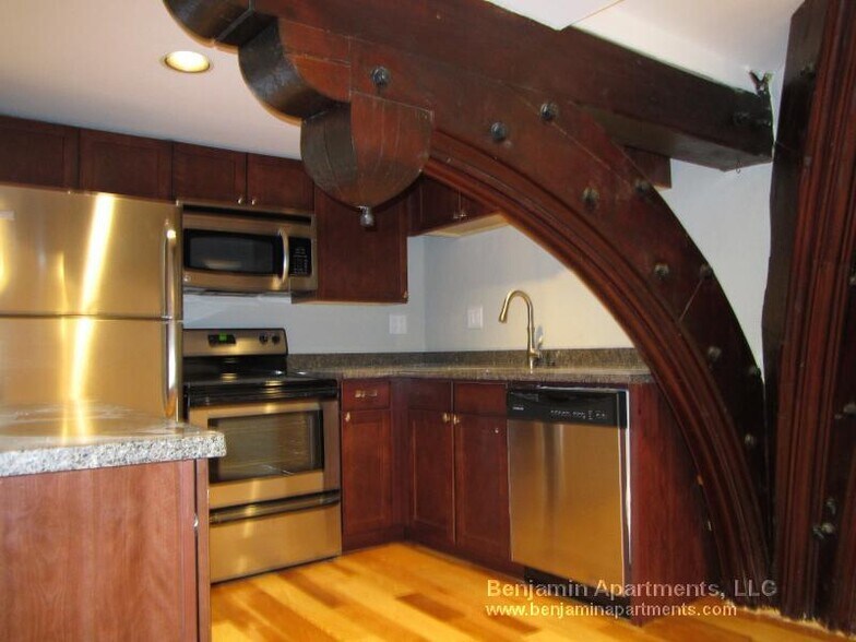 Building Photo - 17 Bow St