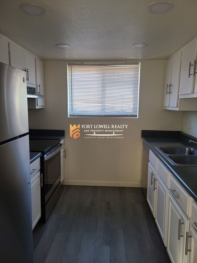 Building Photo - Renovated 2 Bedroom, 1 Bath w/ Washer Dryer Hook Ups and 1 MONTH FREE RENT!
