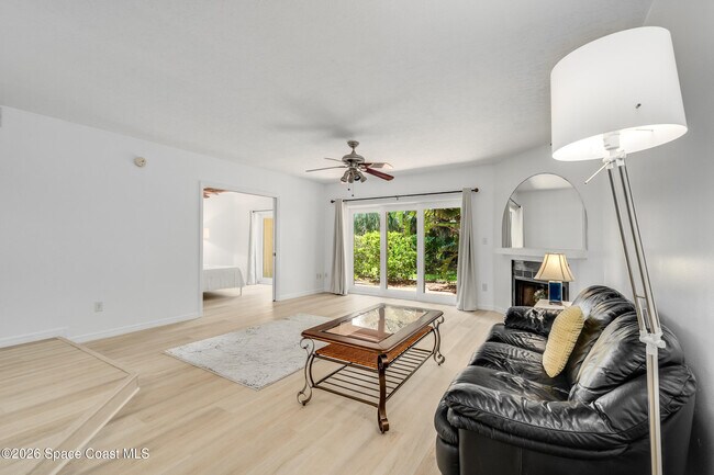 Building Photo - 105 La Costa St