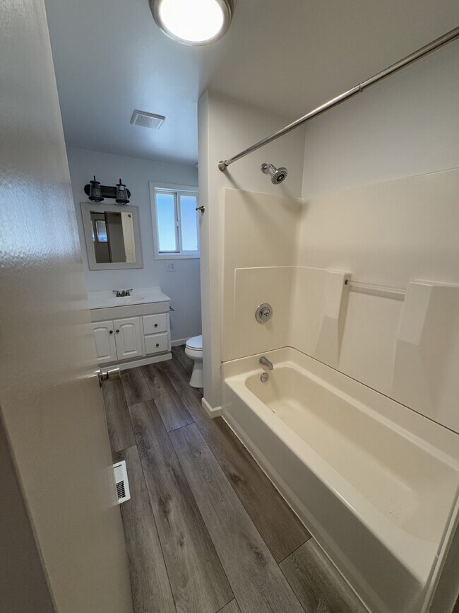 Building Photo - Single-Level Gresham Home / Large Backyard...
