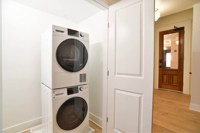 Building Photo - 30 W Broad St