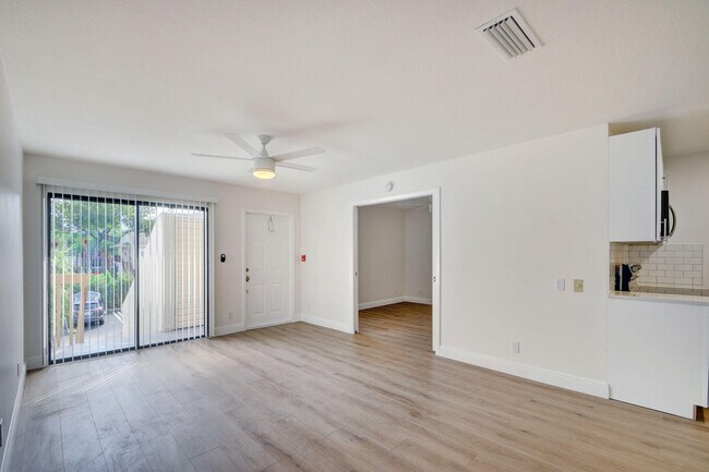 Building Photo - 614 Executive Center Dr