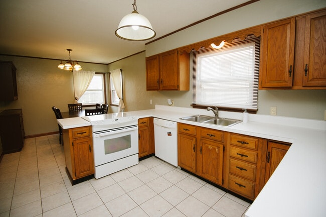 Building Photo - 524 S Ridge Dr