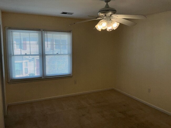 Building Photo - Very well maintained 2 bedroom 2 full 2 half upper floor condo with loft, located in the desired ...