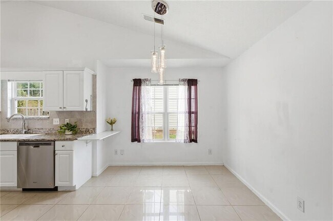 Building Photo - 575 Chandon Way