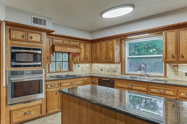 Building Photo - 660 Hillcrest Dr