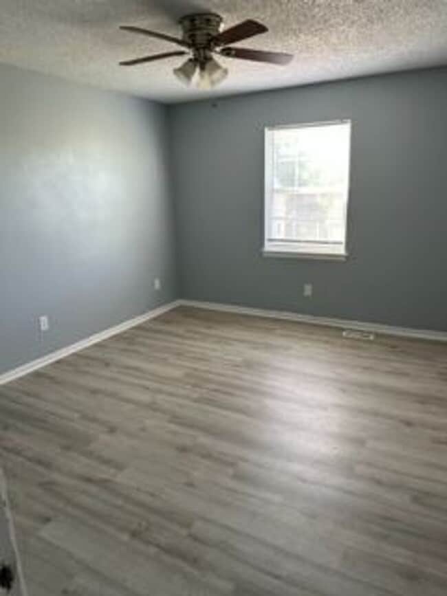 Building Photo - Beautiful 3 Bedroom 2 Bath Duplex!