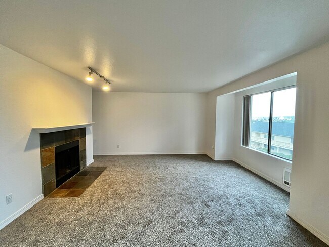 Building Photo - Fresh Paint and New Carpet in this Sunn Fjord Condo!