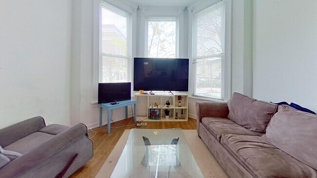 Primary Photo - 1039 W Wolfram St