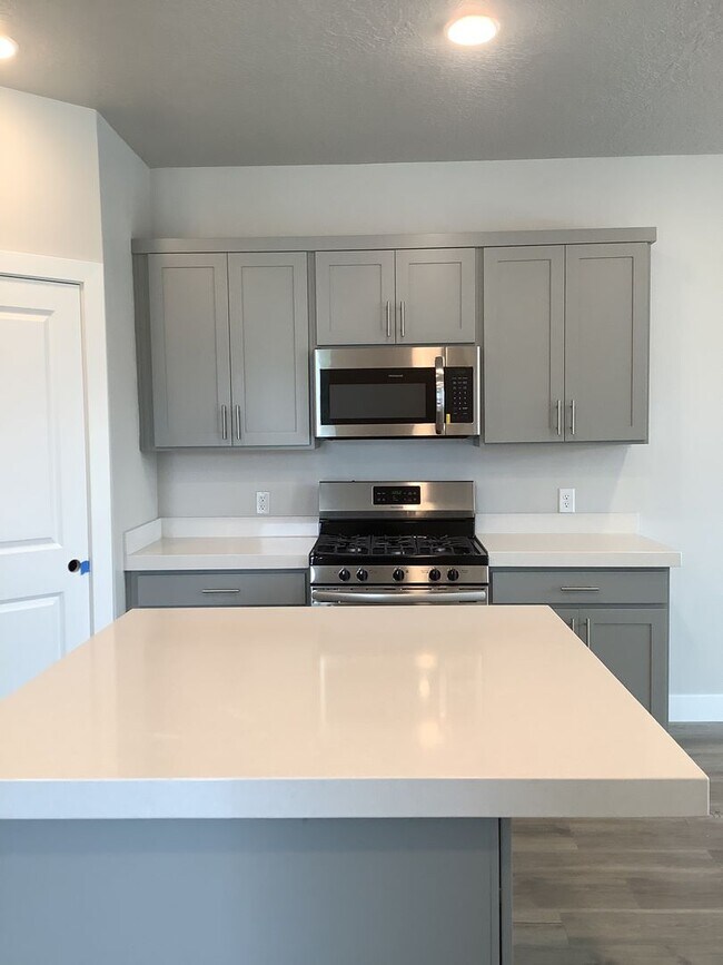 Building Photo - Townhome in Prime Spanish Fork Location