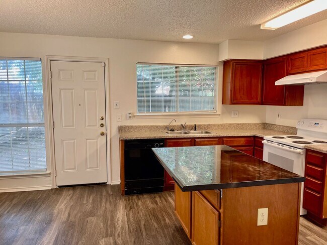 Building Photo - Nice 2 Story Home in Arlington ISD