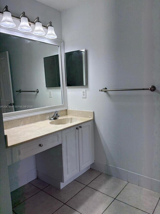 Building Photo - 2080 Greenview Shores Blvd
