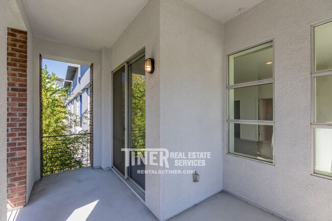 Building Photo - Industrial Loft in Fabulous Downtown Neigh...