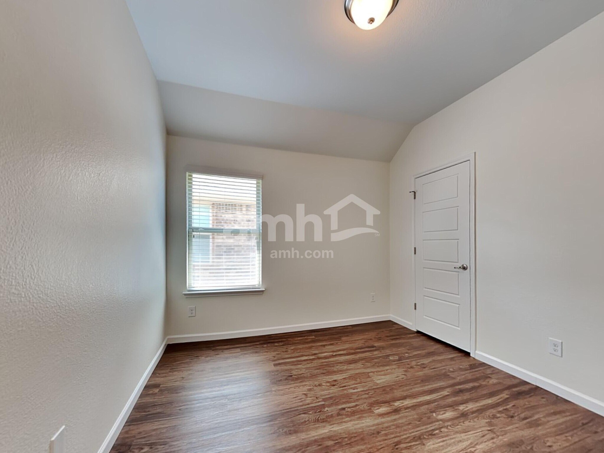 Building Photo - 463 Silverstone Dr