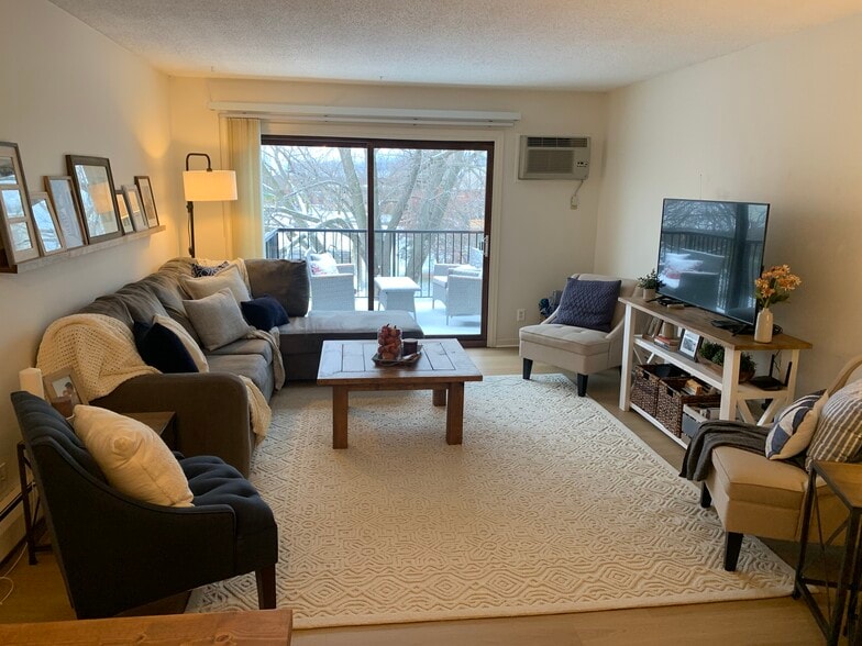 Living Room to Walkout Deck - 2800 Hillsboro Ave N