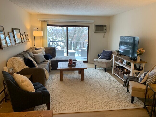 Living Room to Walkout Deck - 2800 Hillsboro Ave N