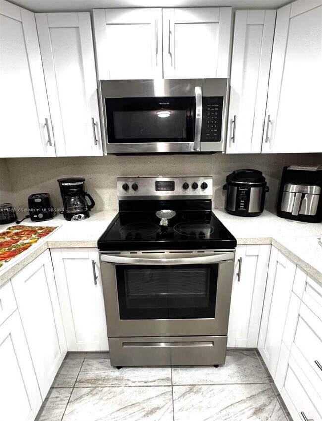 Building Photo - 10801 SW 109th Ct