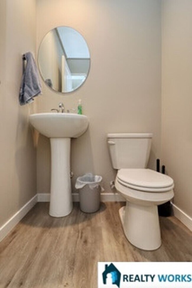 Building Photo - 3 Bedroom, 2.5 Bath townhome in great loca...