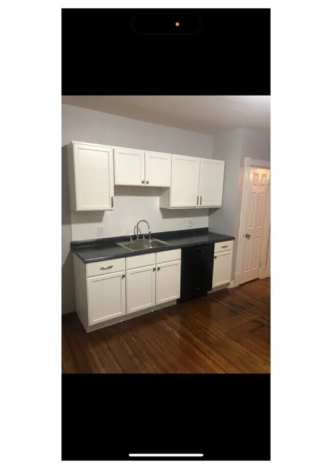 Building Photo - 2 Bedroom Apartment Available in Springfield, MA