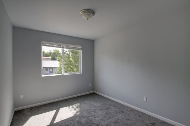 Building Photo - 1322 Lidstrom Rd SE
