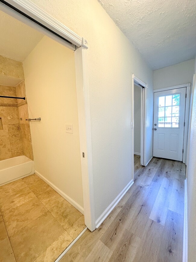 Building Photo - 411 Sapphire Way