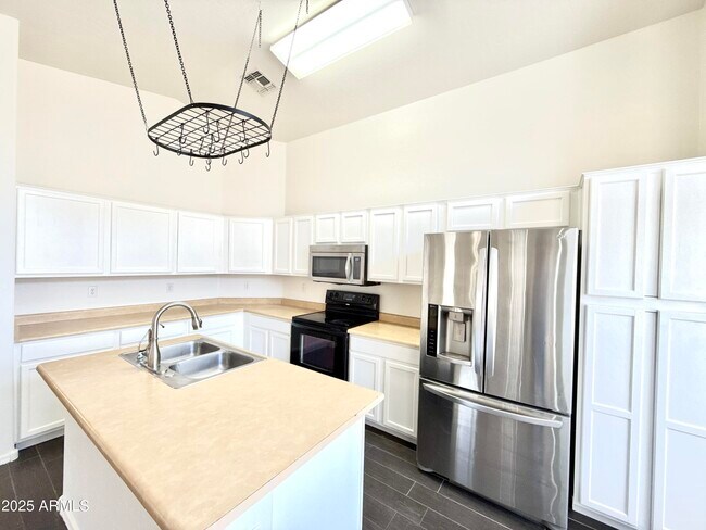 Building Photo - 13740 W Keim Dr
