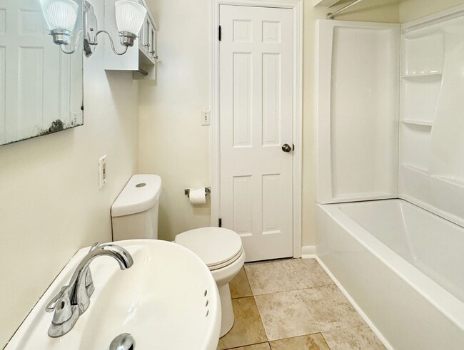 Building Photo - Lovely 3 bedroom 1.5 bathroom Cape Code st...