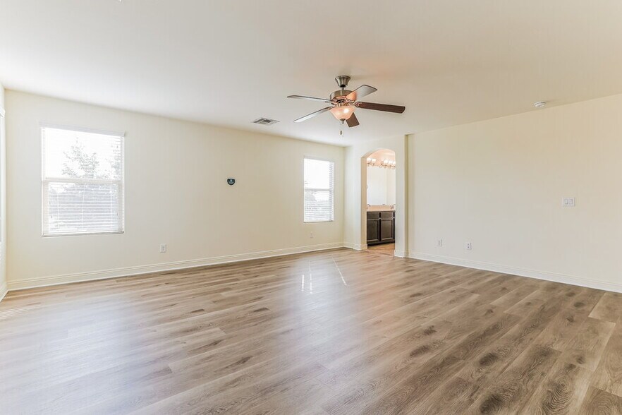 Building Photo - 5537 E Jaeger St