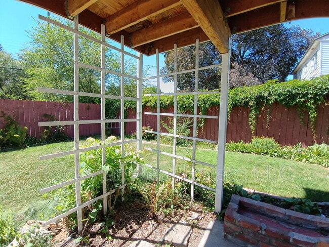 Building Photo - 6011 N Forest Blvd