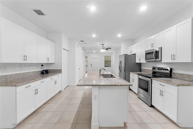 Building Photo - 1541 SW 28th St