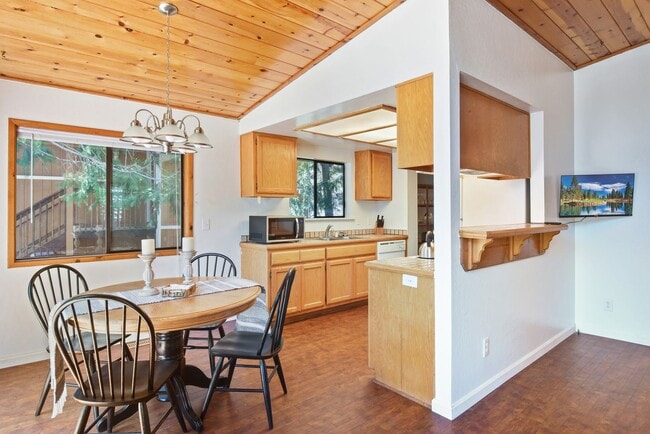 Building Photo - Cozy Armstrong Tract Long Term Furnished L...
