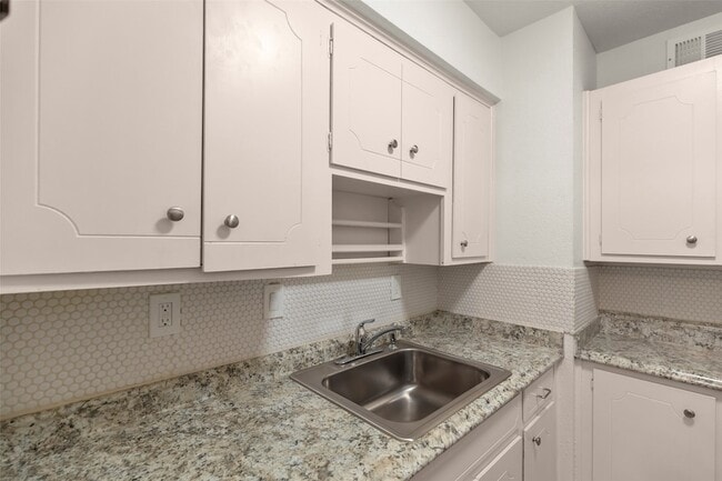 Building Photo - 2229 Mimosa Dr