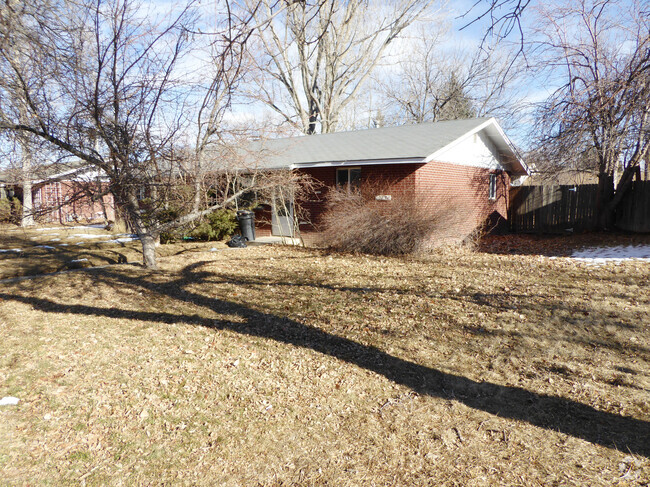 Building Photo - 1200 Castlerock Dr