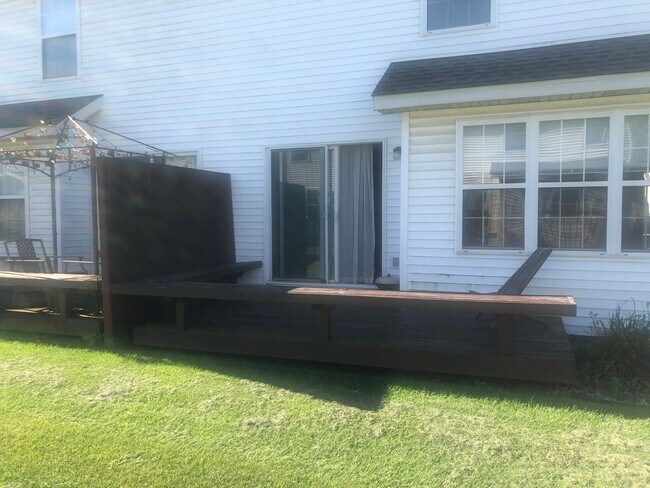 Building Photo - Great 2 BR 4 bathroom townhouse in Bloomington