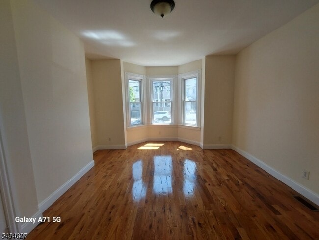Building Photo - 309 7th Ave W