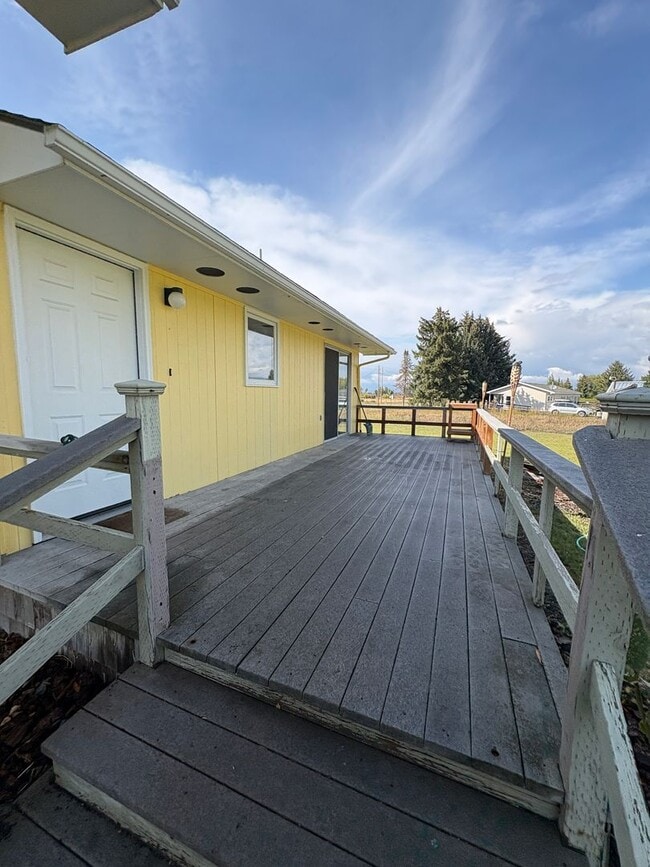 Building Photo - 4 bedroom, 2 bathroom Home with Beautiful ...