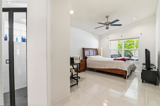 Building Photo - 5690 Green Island Dr