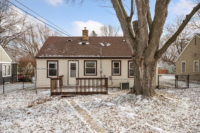 Building Photo - 3236 Idaho Ave S