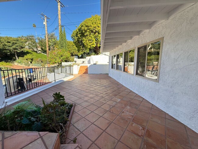 Building Photo - Ventura Hillside Beauty with 3 bedrooms, a...