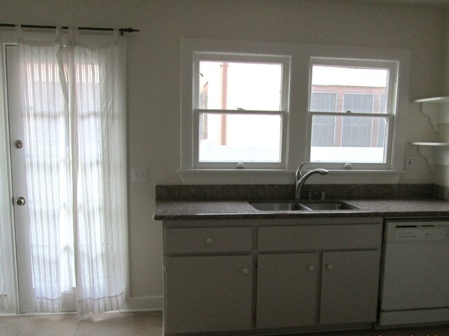 Kitchen - 815 N Mansfield Ave